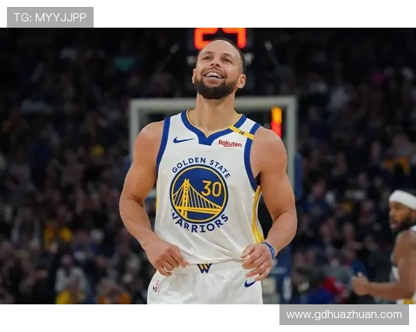 勇士与开拓者激战库里领衔展现超凡实力引领球队争夺胜利 勇士与开拓者激战库里领衔展现超凡实力引领球队争夺胜利